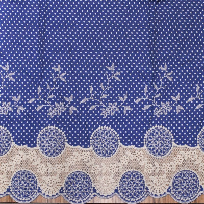 Джинсовая ткань купон вышитый белый горох на голубом фоне