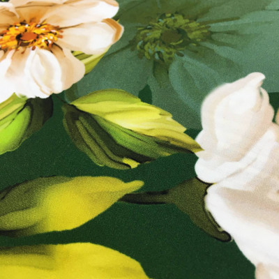 Креп D&G крупные персиковые цветы на тем.зеленом фоне